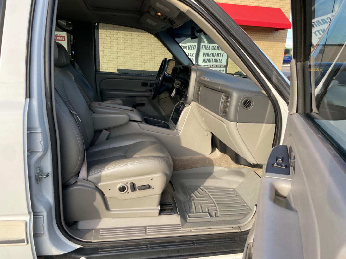 2006 White Chevrolet Suburban 1500 (1GNEC16Z16J) with an V8, 5.3 Liter engine, Automatic transmission, located at 8008 Warden Rd, Sherwood, AR, 72120, (501) 801-6100, 34.830078, -92.186684 - Photo#7